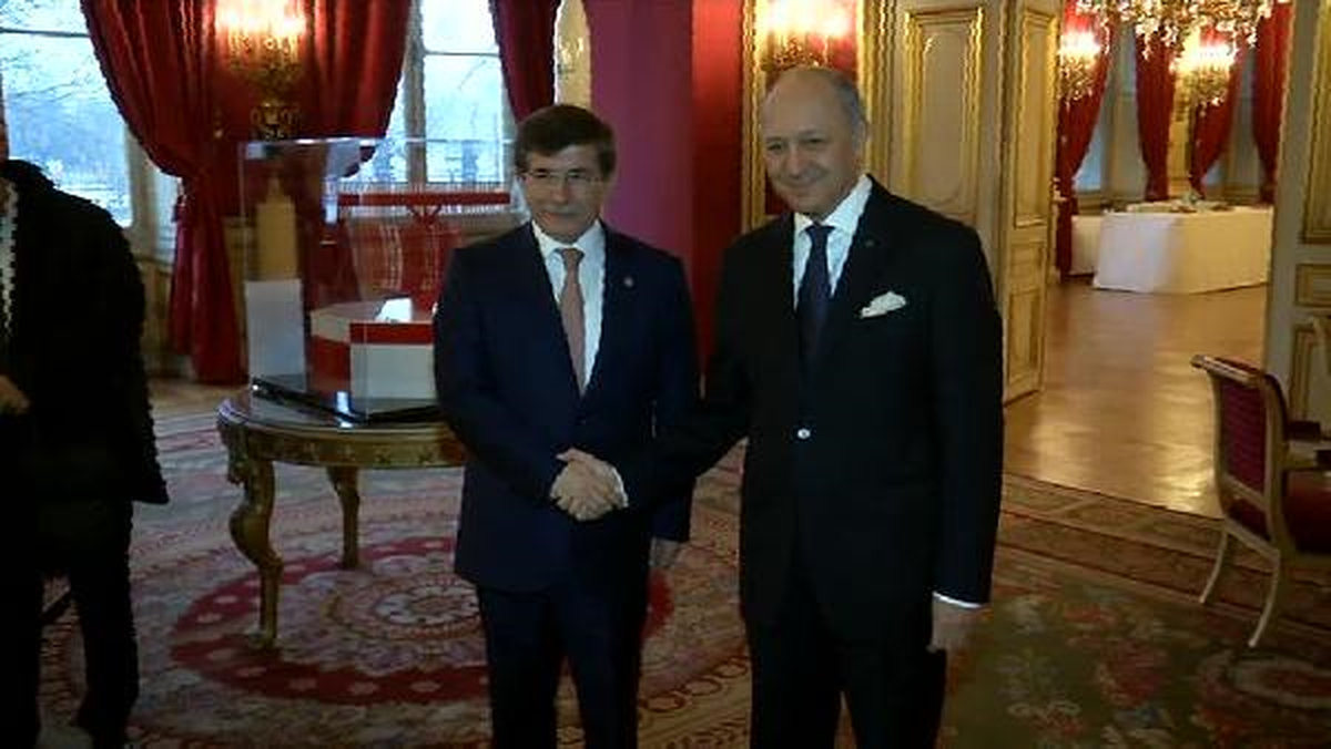 Davutoğlu Paris\'te Fransız Mevkidaşı ile Görüştü