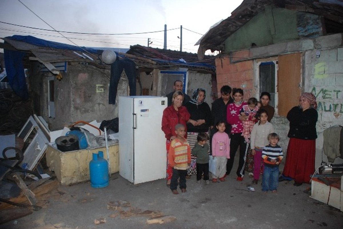 Evi Yanan 13 Kişilik Aile Kömürlükte Kalıyor