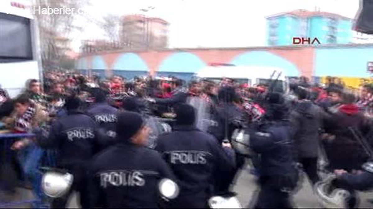 Taşkınlık Yapan Taraftara Polis Müdahalede Etti
