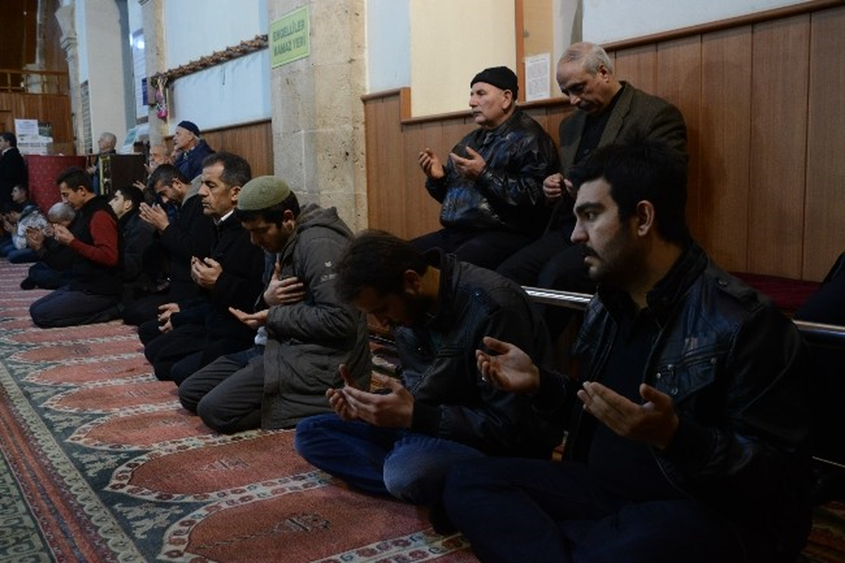 Mevlid Kandili\'nde Yeni Camii Doldu Taştı