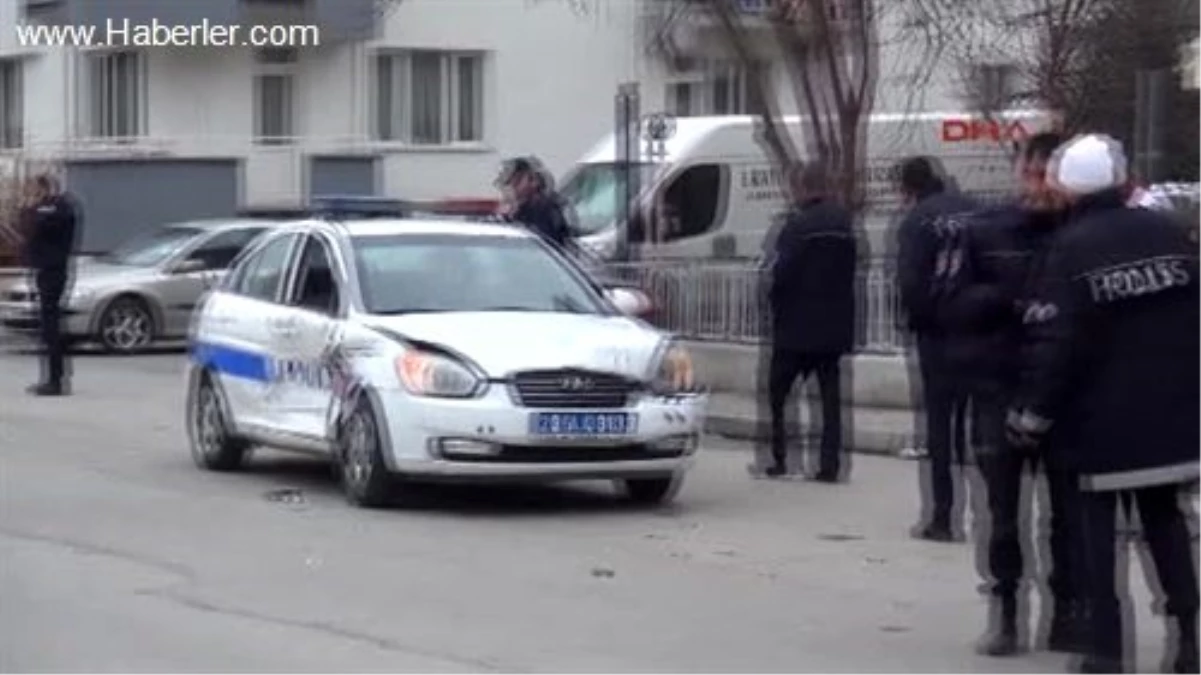 Minibüs Polis Otosuna Çarptı: 2 Polis Yaralandı