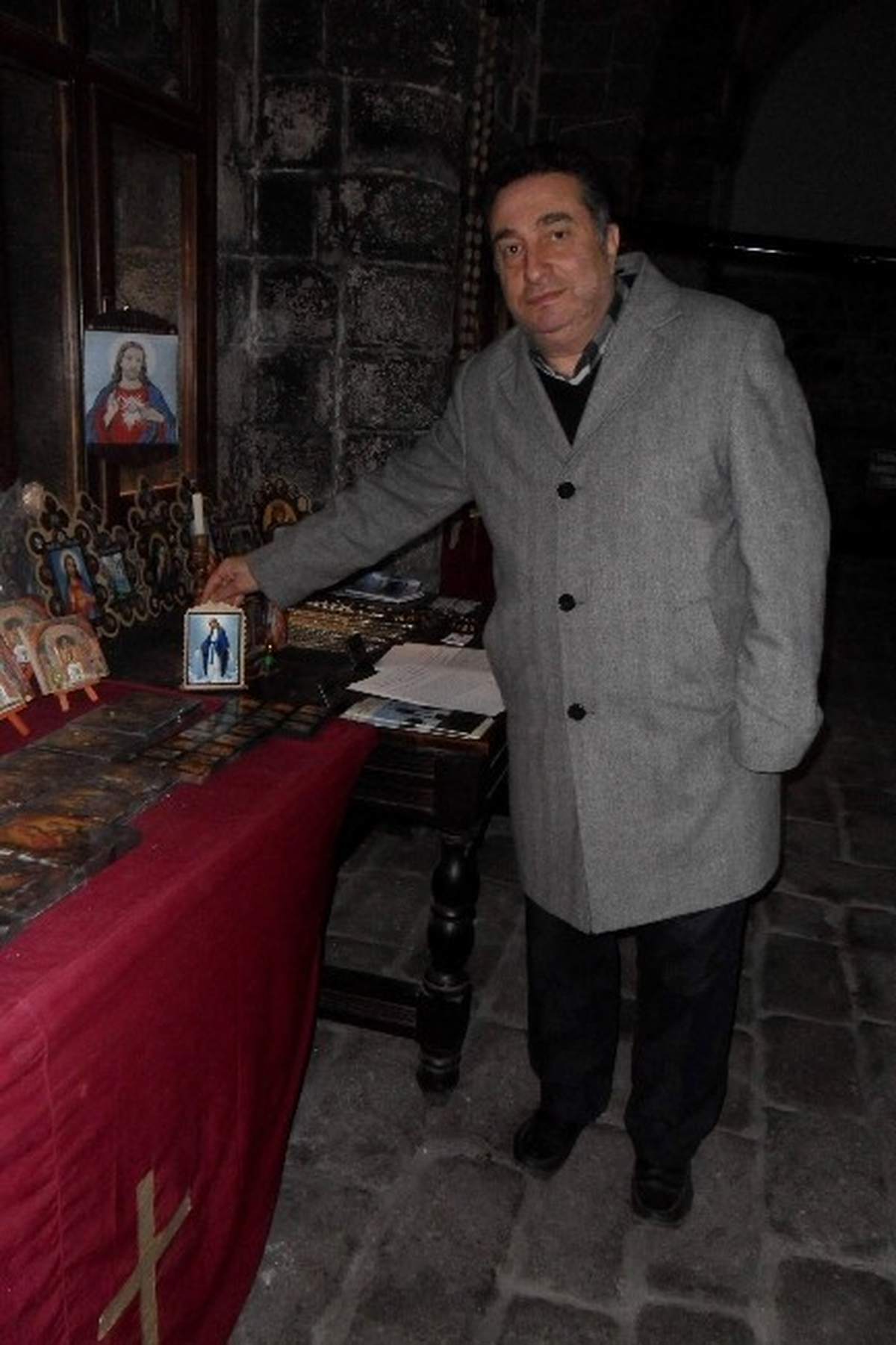 Özel Haber) Kilisede Tek Başına Ayin Yapıyor