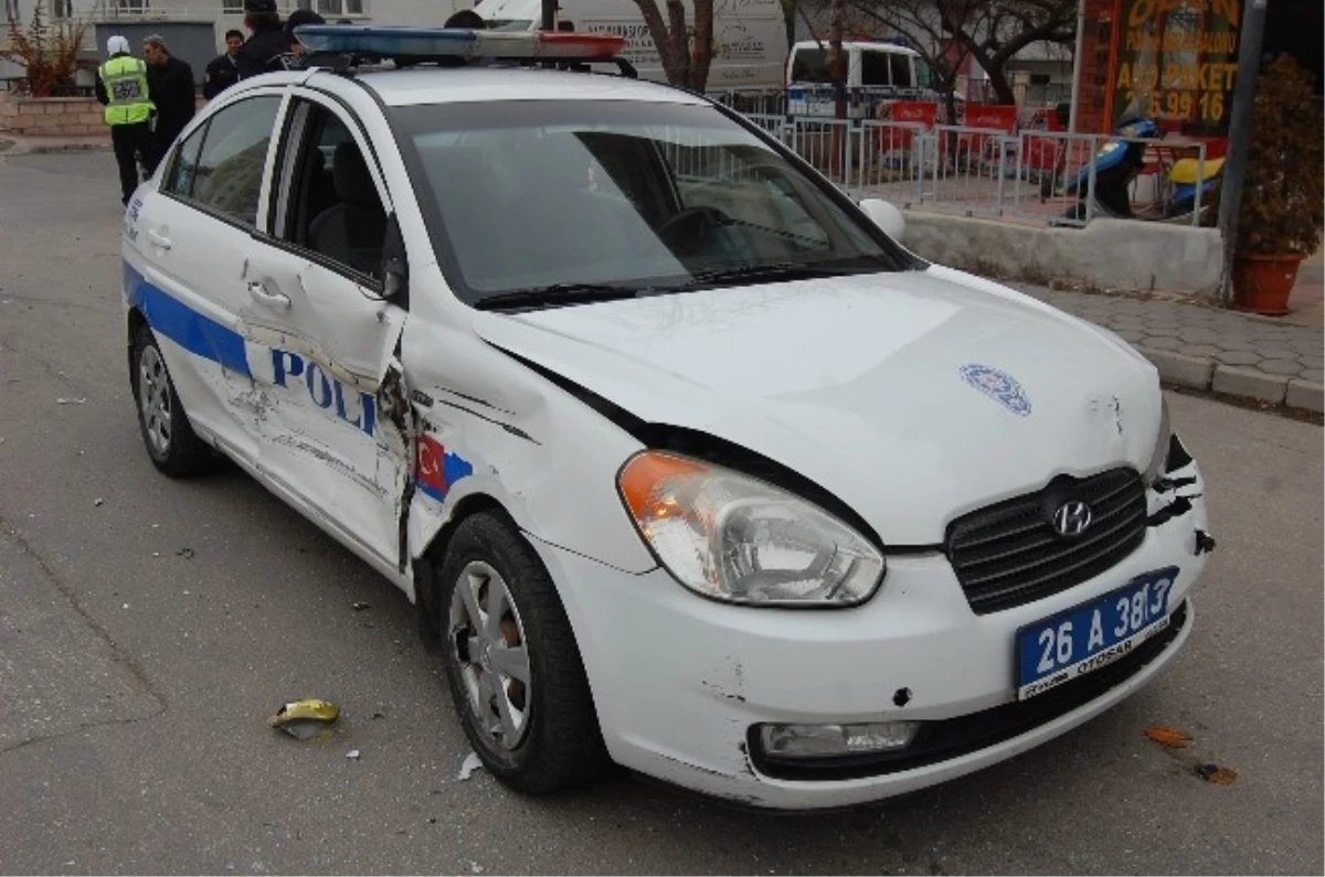 Polis Otosuyla Minibüs Çarpıştı: 2 Yaralı