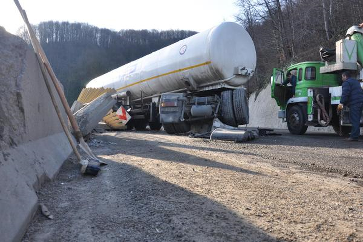 Tanker, Bariyeri Aşıp Karşı Şeride Geçti