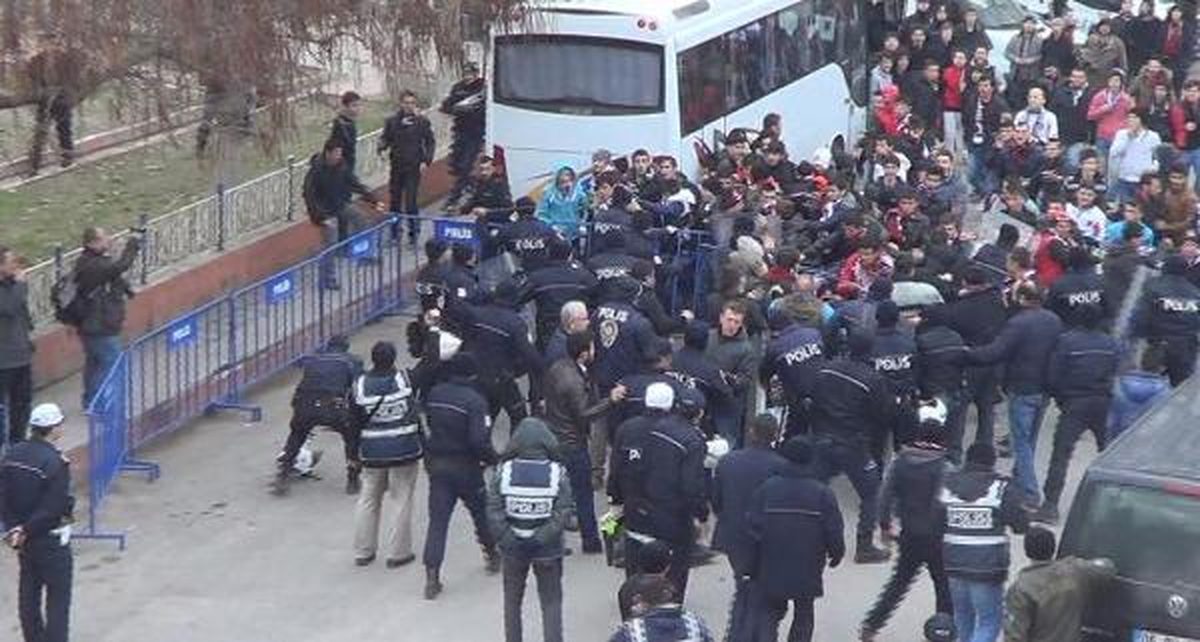 Tavşanlı Linyitspor Taraftarları Maç Sonrası Taşkınlık Yaptı
