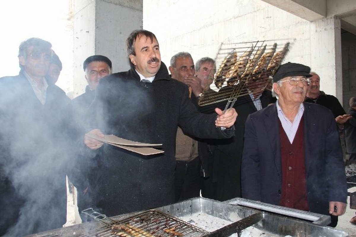Balık-Köfte Pişirip Vatandaşa İkram Etti