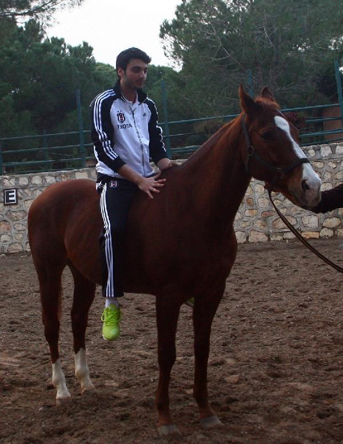 Beşiktaşlı Futbolcular Ata Bindi