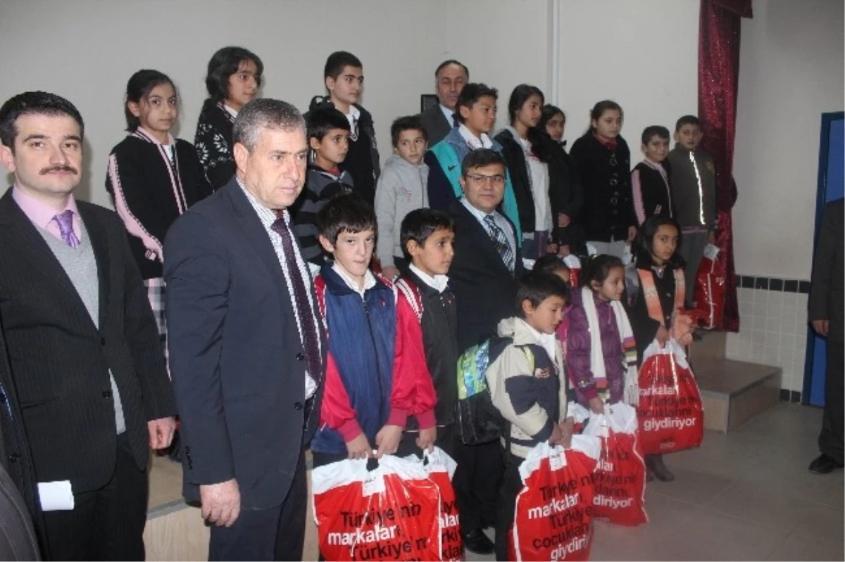 Beyşehir\'de Öğrencilere Giyim Malzemesi Yardımı