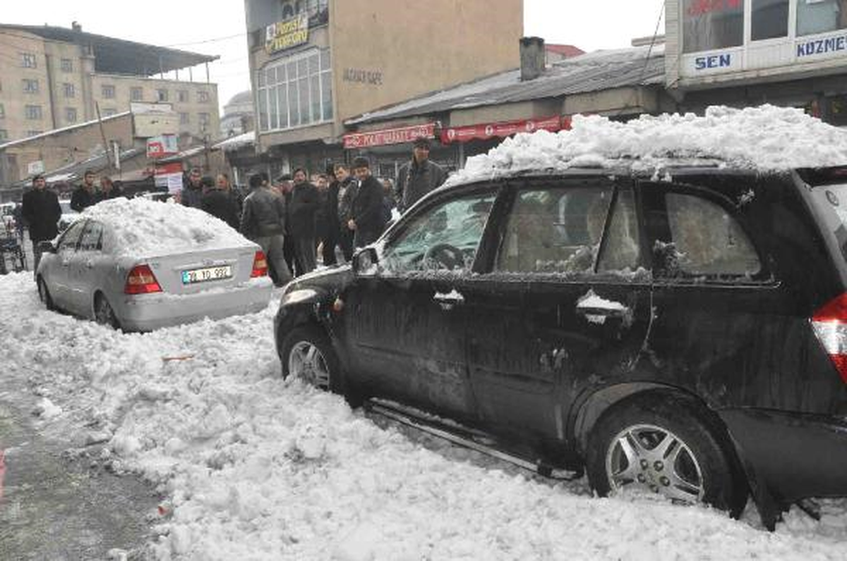 Çatıdaki Kar Otomobillerin Üzerine Düştü