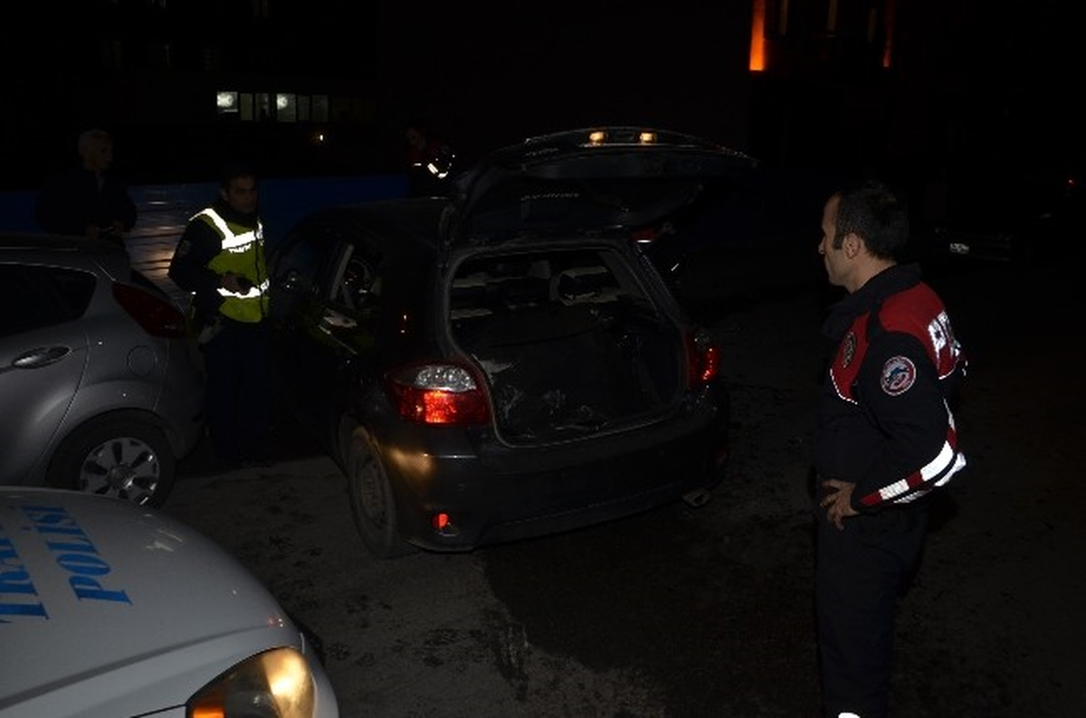 İzmit\'te Ehliyetsiz Sürücü Polislerden Kaçarken Kaza Yaptı