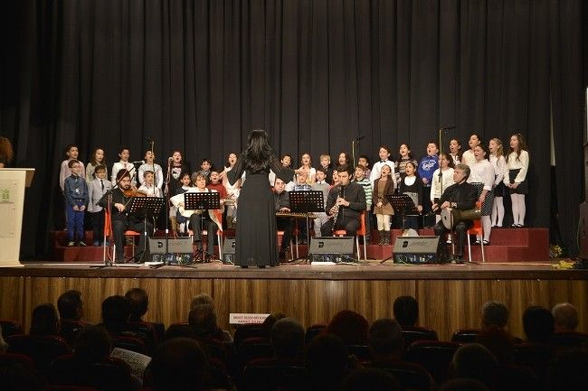 Gençlik ve Çocuk Korosu Tepebaşı\'da Konser Verdi