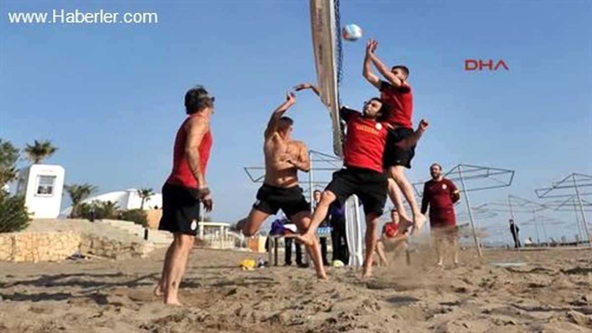 Mancını ve Futbolcuları Plaj Voleybolunda Hünerlerini Sergiledi
