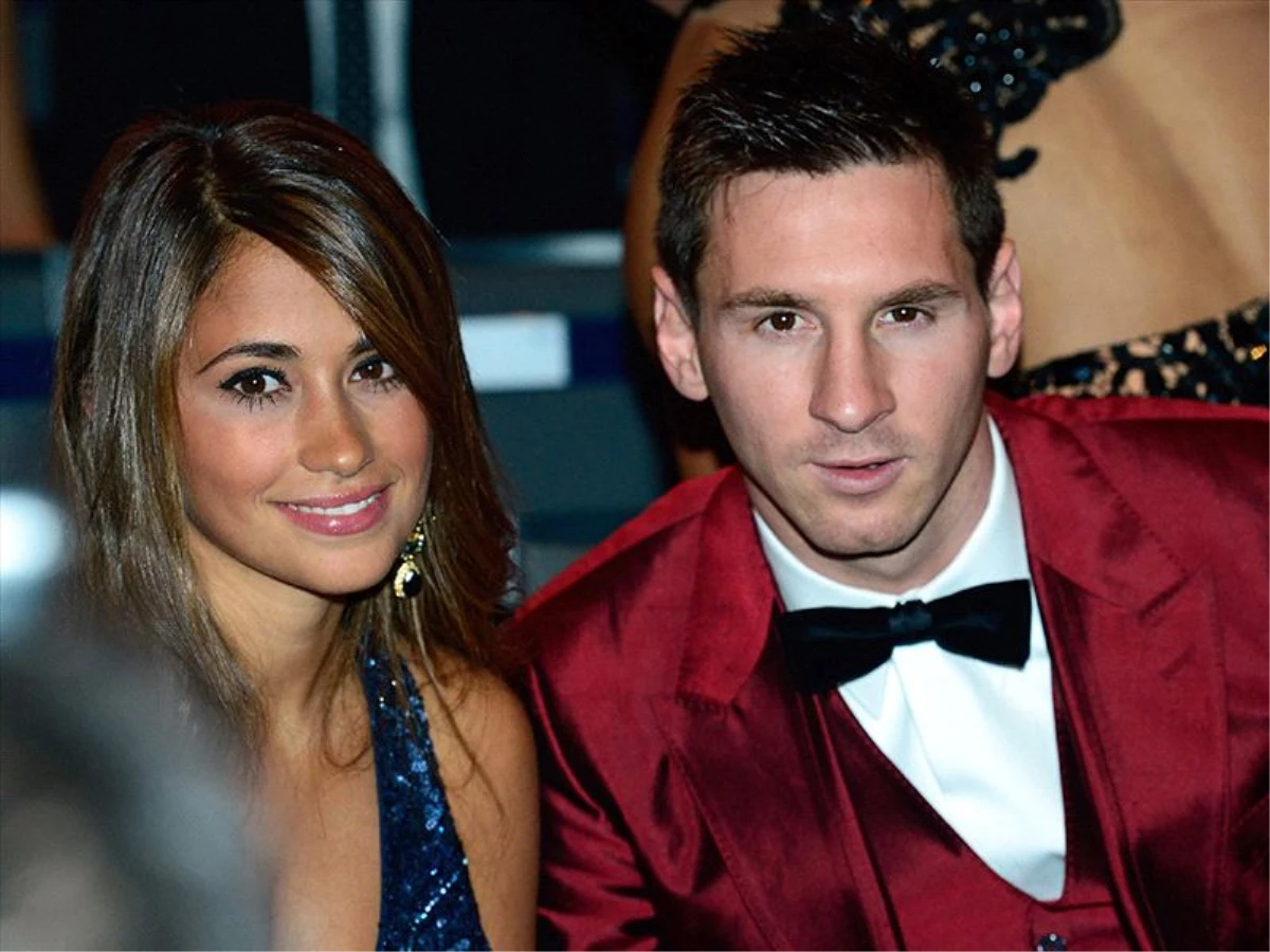Messi\'nin Kırmızı Ceketi Sosyal Medyayı Salladı