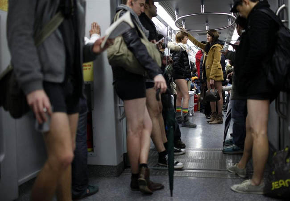Metroya Pantolonsuz Bindiler