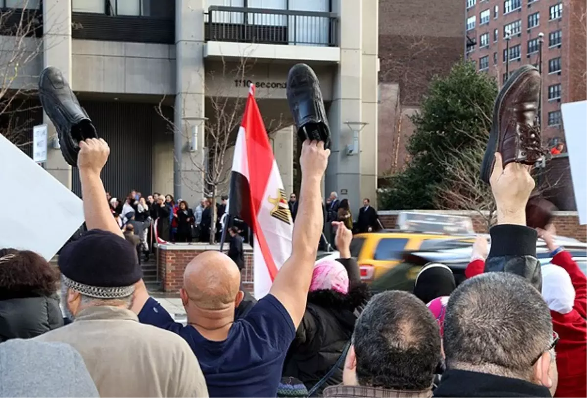 New York\'taki Mısırlılardan Referanduma "Ayakkabılı" Protesto