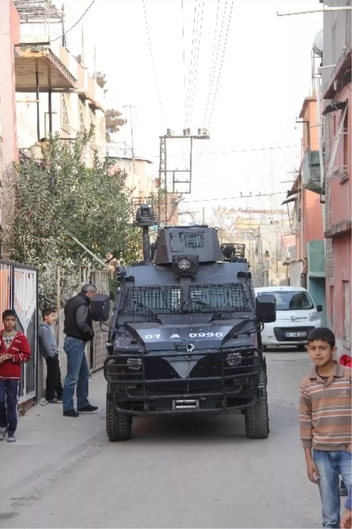 Adana\'da Operasyonda Polisin Silahını Gasp Ettiler