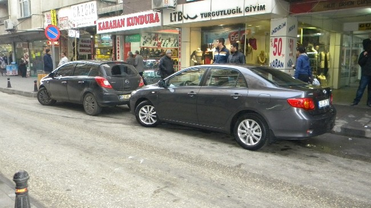Otobüs Duraklarına Park Edilen Otomobiller Bezdiriyor