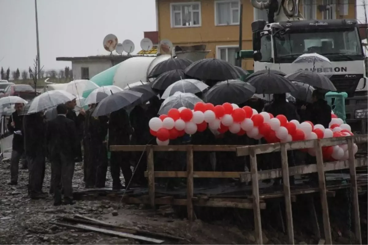 Rize\'de Yağmur Altında Temel Töreni Düzenlendi