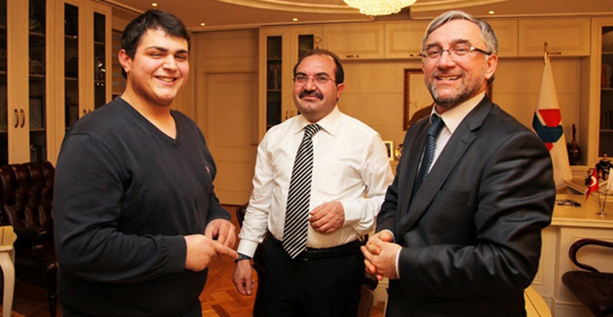 Bulduğu Parayı Sahibine Ulaştıran Öğrenciye Altın Verildi