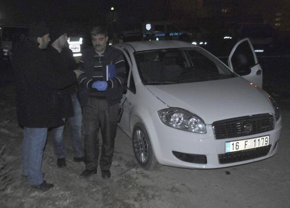 Bursa\'da Çaldıkları Altınları Yola Atıp Kaçmaya Çalıştılar