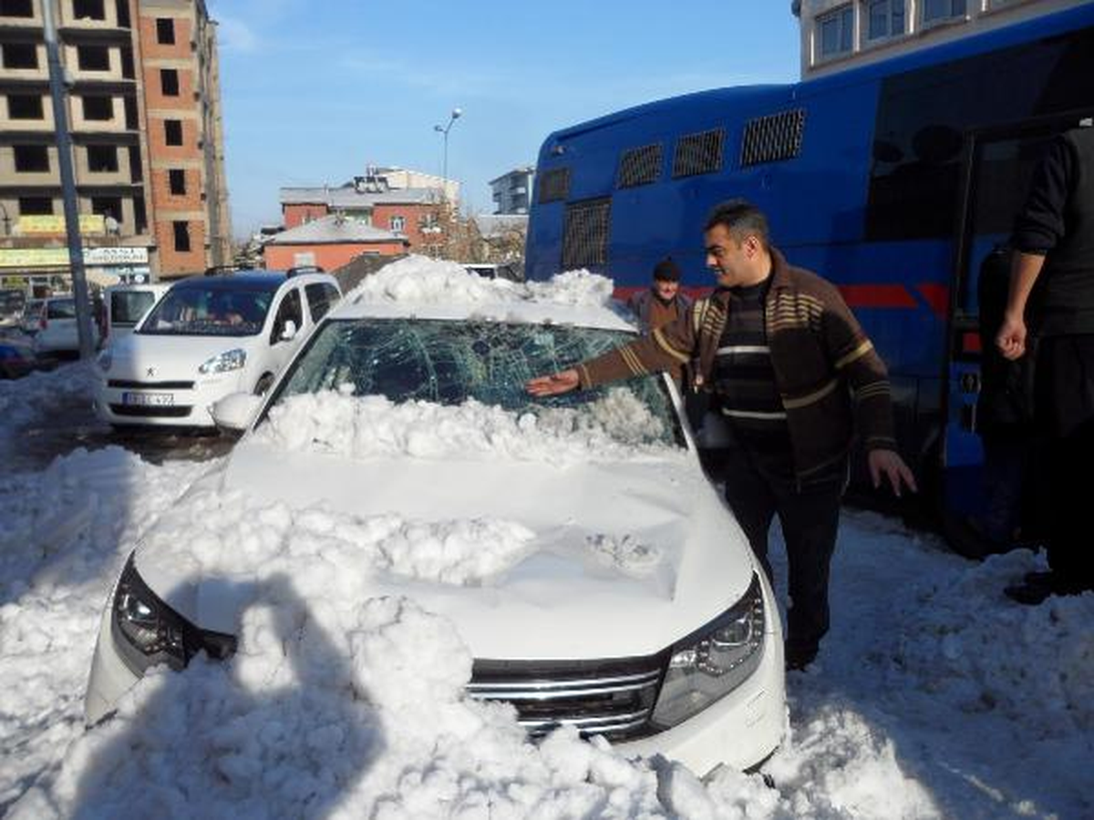 Çatıdan Düşen Kar Kütleleri Otomobillere Hasar Verdi