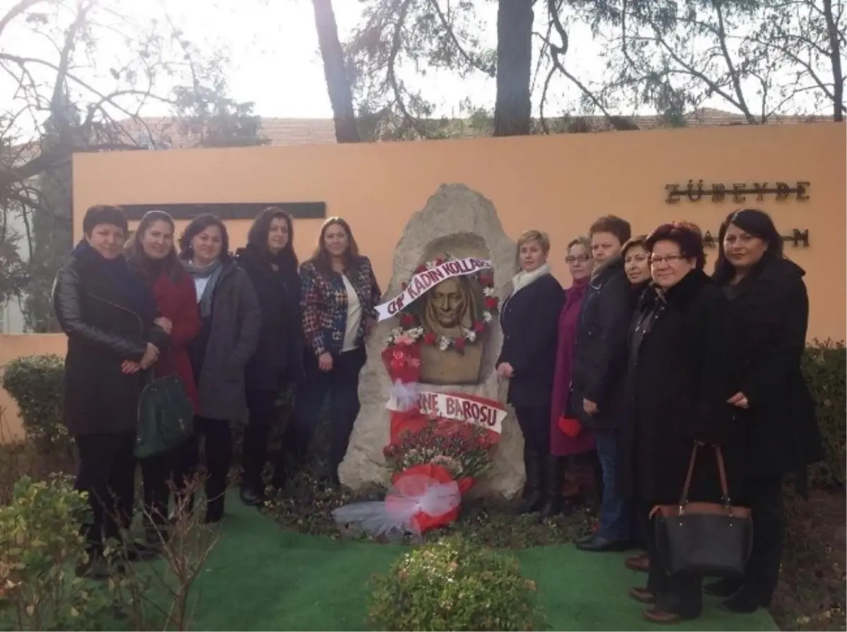 CHP\'li Kadınlar Edirne\'de Zübeyde Hanım Heykeline Çiçek Bıraktı