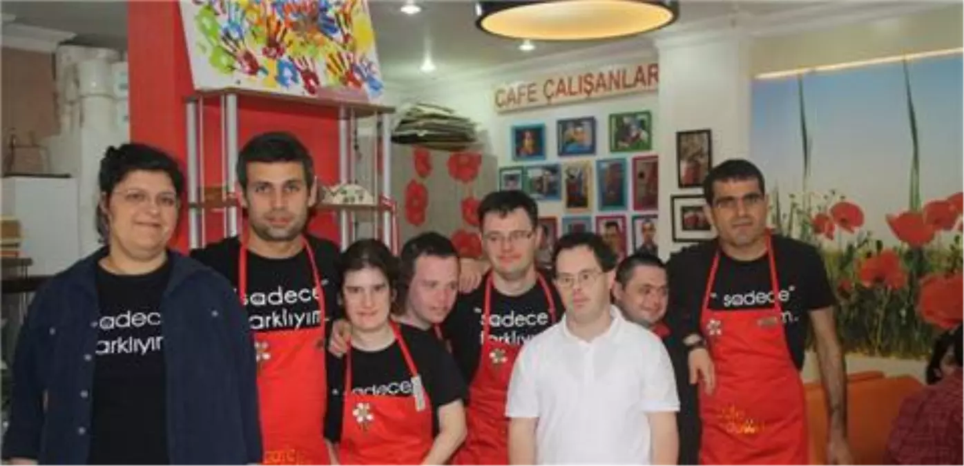 Down Kafe\'nin "Sendromlu" Garsonları