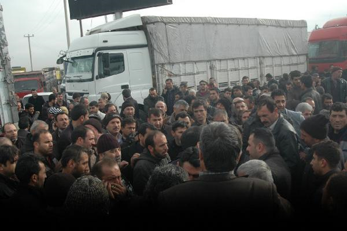 Eylem Yapan Kamyoncular Tem\'i Ulaşıma Kapattı