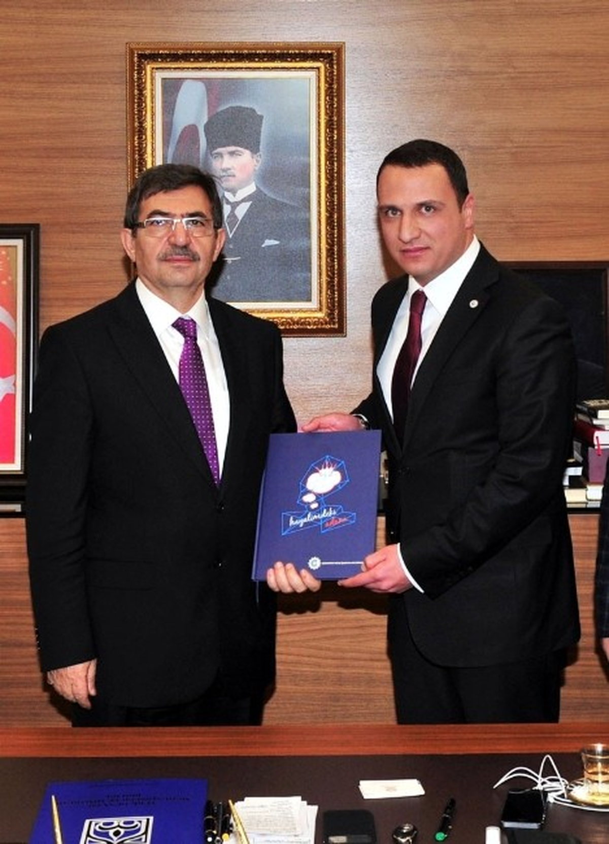Hayallerin Kitabı Bakan Güllüce\'de