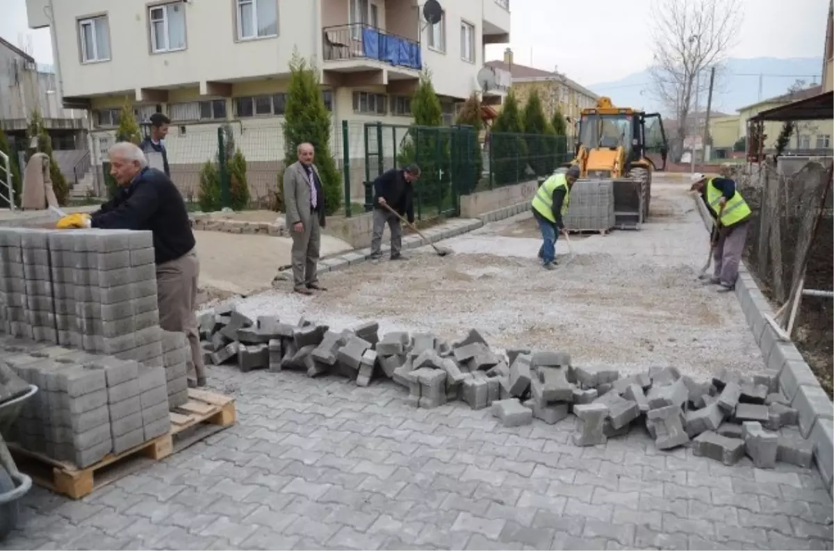 Kartepe Hacı Mustafa Mahallesi\'ne Parke Döşeniyor