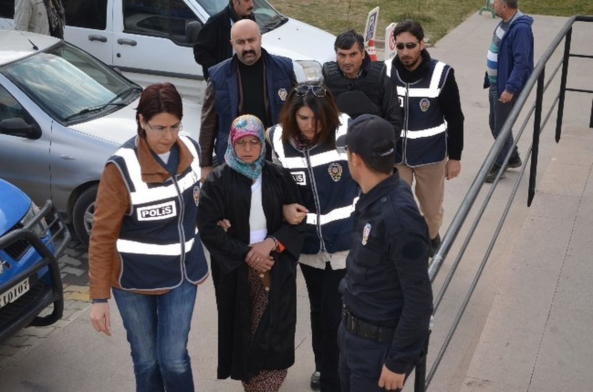 Kıskandığı Sevgilisini Öldürüp Dişlerini Hatıra Olarak Aldı