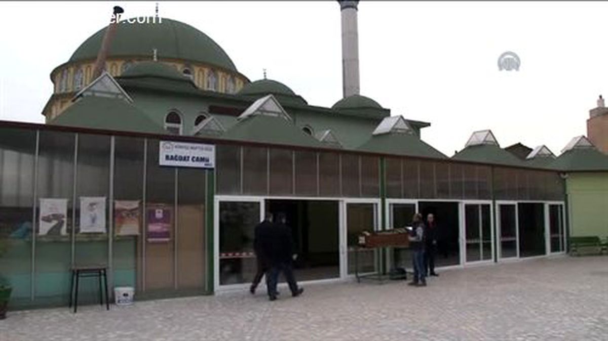 Körfez\'de Ağaca Asılı Bulunan Genç Toprağa Verildi