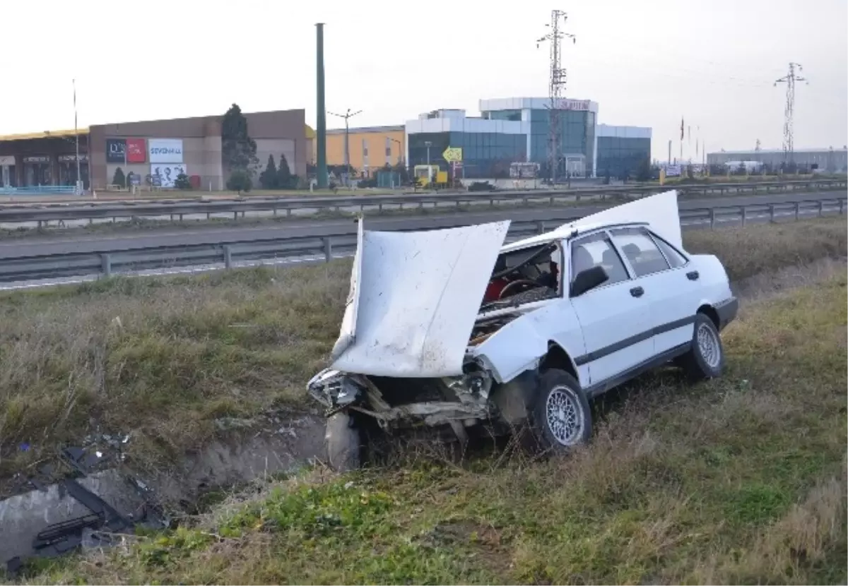 Otomobiliyle Su Kanalına Uçan Sürücüyü İtfaiye Ekipleri Çıkarttı