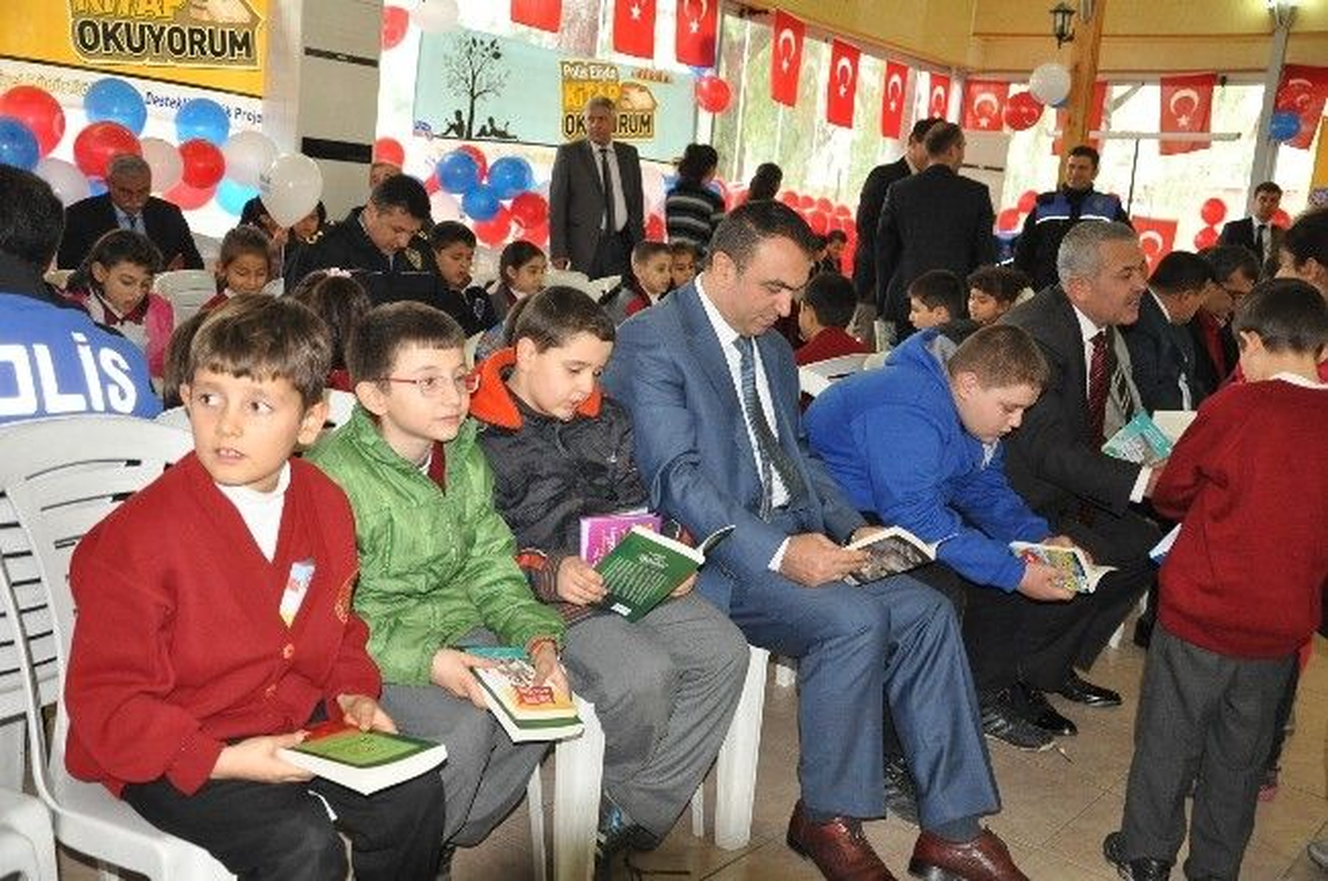 Polis Eliyle Kitap Okuyorum" Projesi