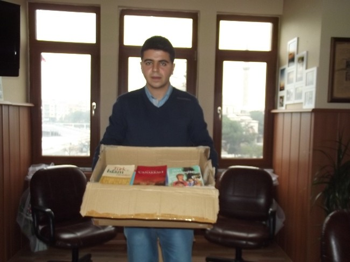 Şehit Olan Silah Arkadaşının Memleketi İçin Kitap Topluyor