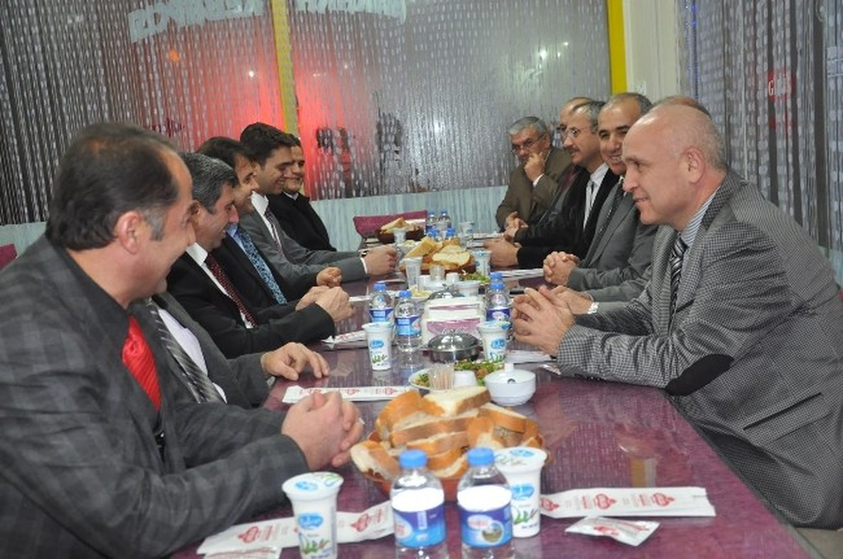 Sorgun\'da Daire Müdürleri Yemekte Bir Araya Geldi
