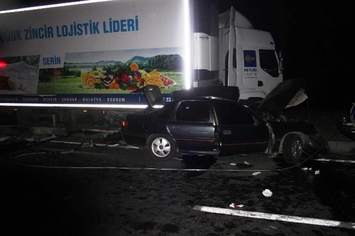 Tır ile Otomobil Çarpıştı: 1 Ölü, 2 Yaralı