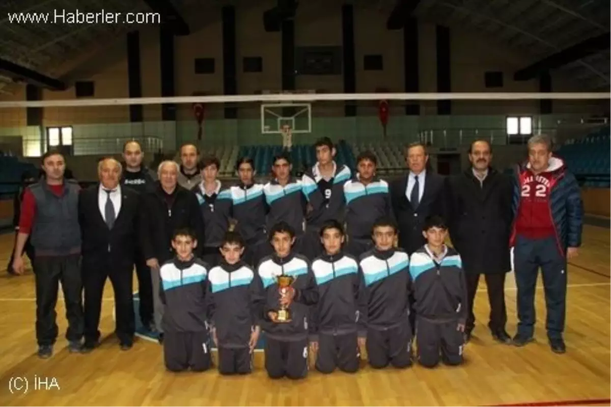 Yıldız Erkekler Voleybol\'da Şampiyon 13 Şubat Ortaokulu