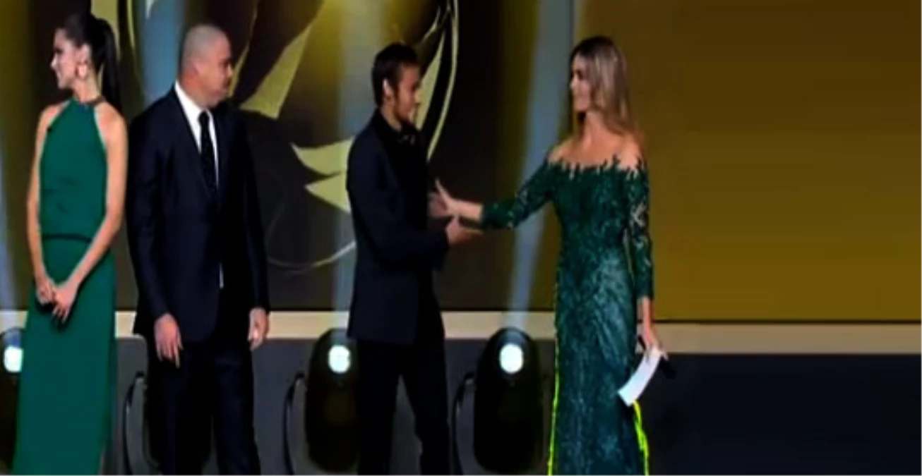 Altın Top Ödül Töreninde Lima, Neymar\'ın Elini Sıkmadı