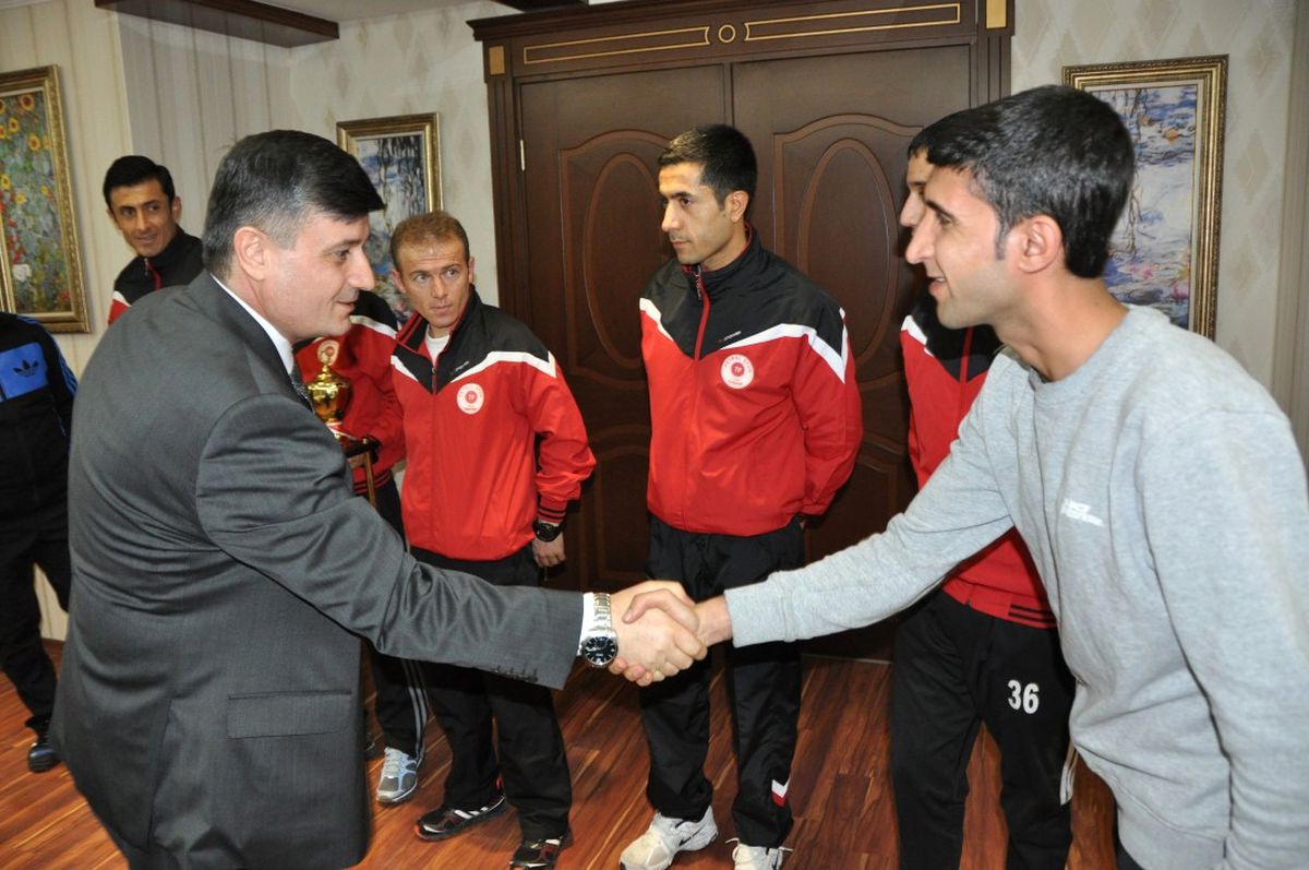 Başarılı Sporculara Jest