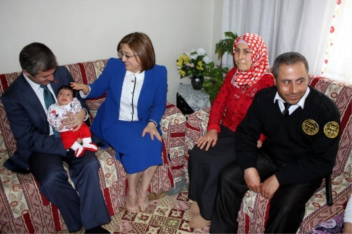 Fatma Şahin, Devlet Desteğiyle Bebek Sahibi Olan Aileyi Ziyaret Etti