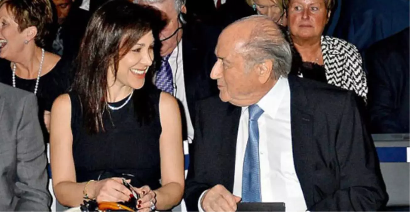 77 Yaşındaki FIFA Başkanı, 48\'lik Güzeli Koluna Taktı