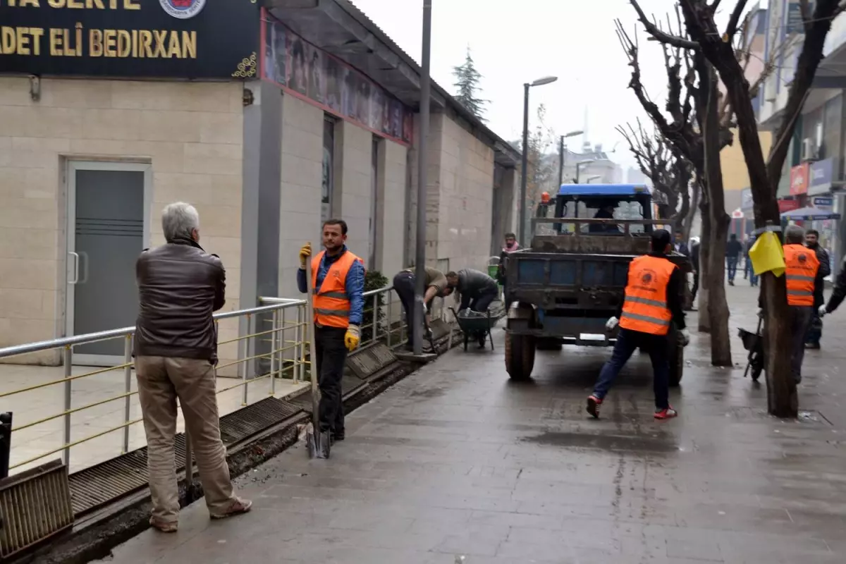 Siirt Belediyesi Izgaraları Temizliyor