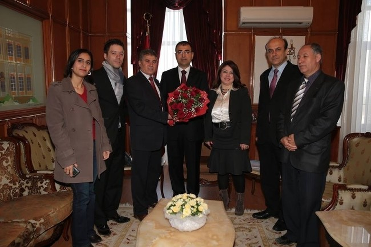İzmir Manisalılar Derneği Vali Toprak\'ı Ziyaret Etti