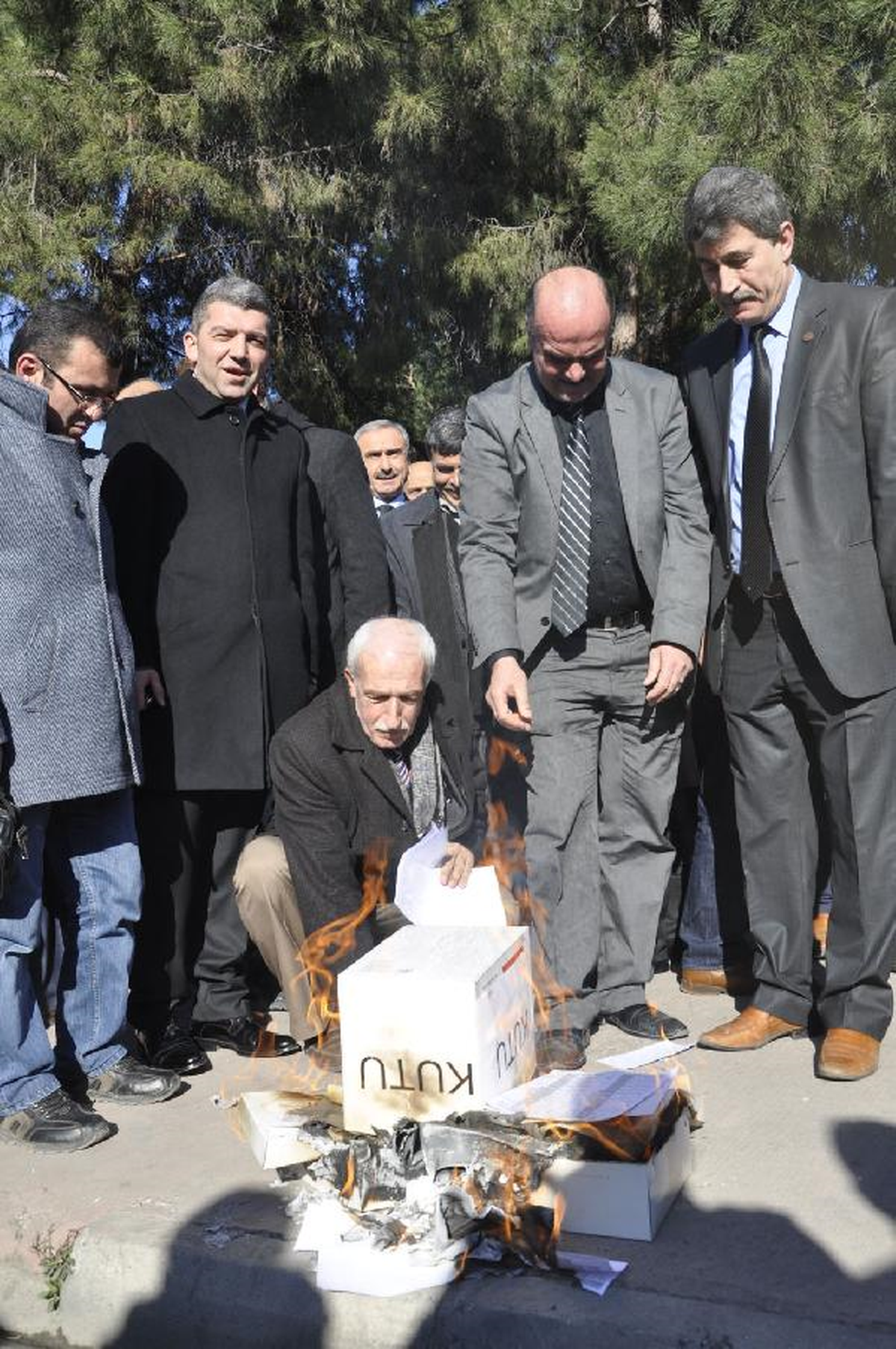 Kamu-Sen Üyeleri Ayakkabı Kutusu ve Bordro Yaktı