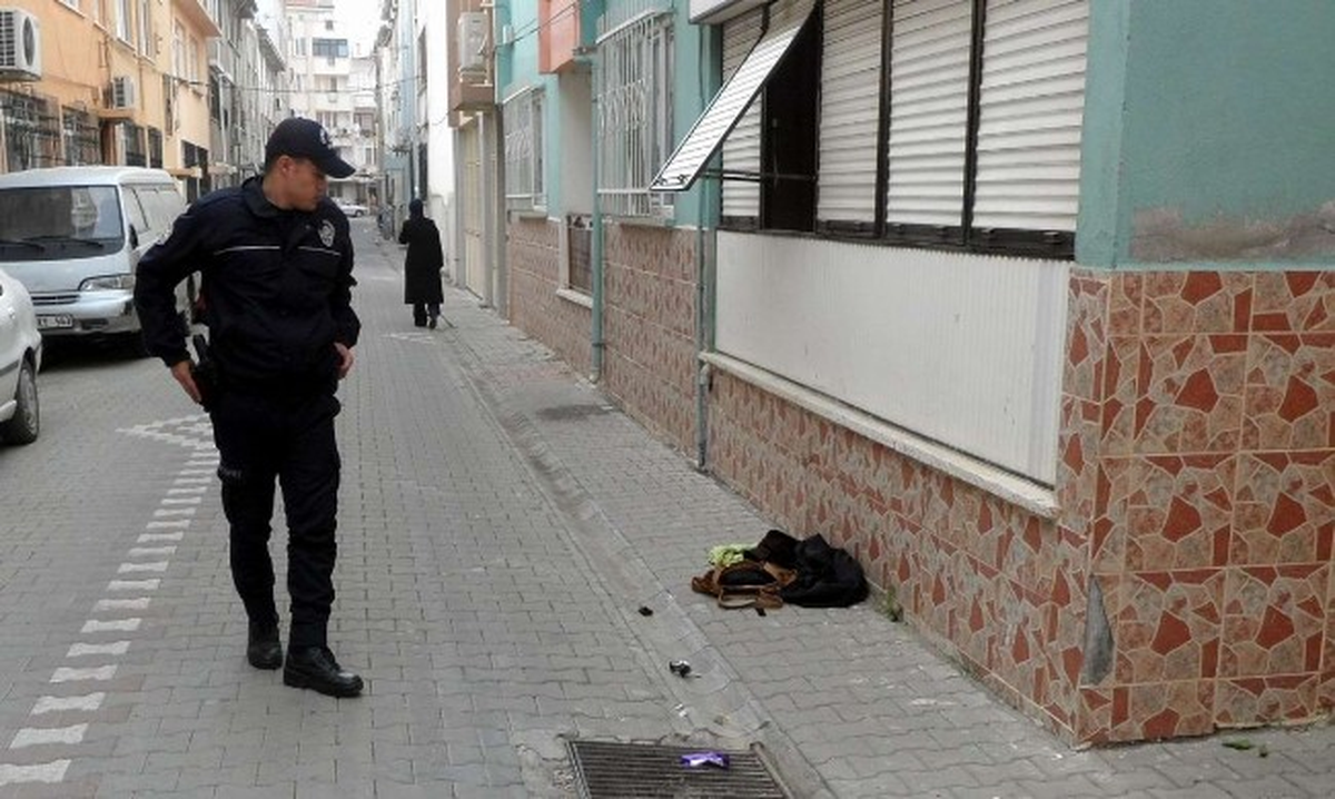 Kapkaççıların Çalıp Attığı Şüpheli Çantalar Polisi Alarma Geçirdi