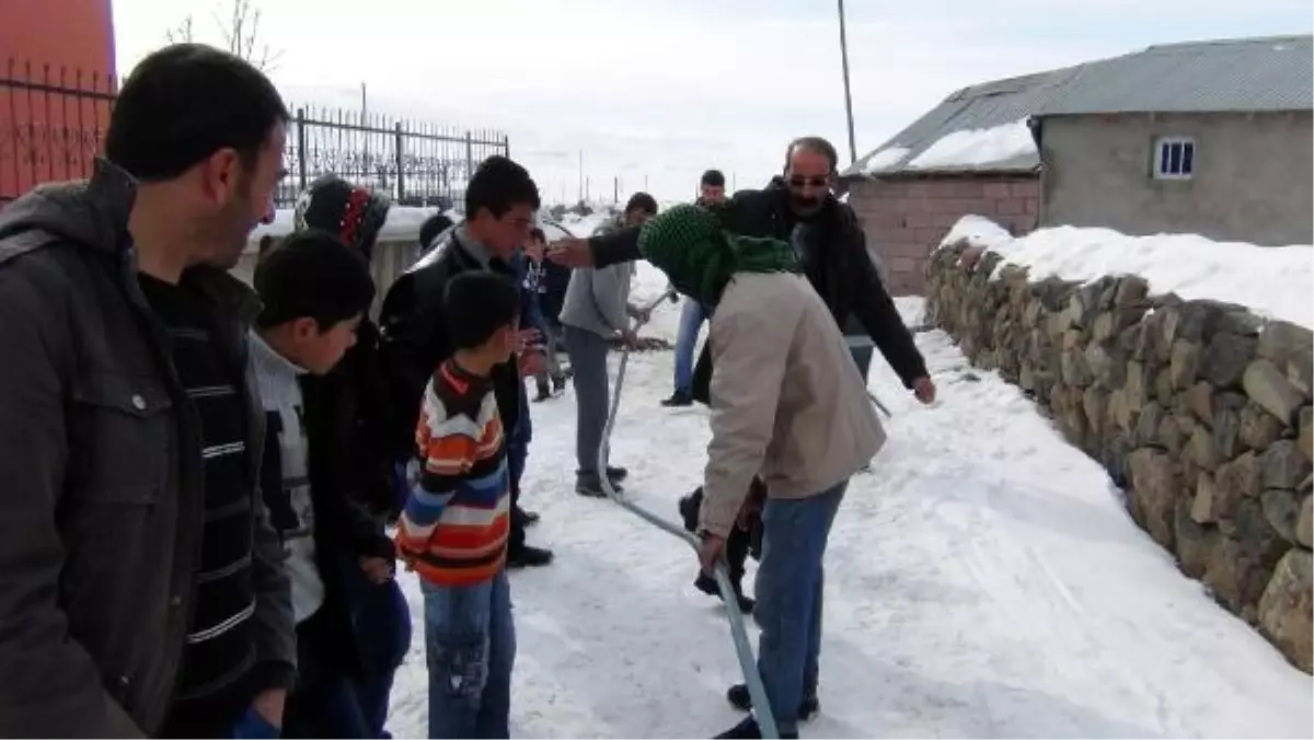 Bingöl\'de Köy Okulu ve Caminin Suları Dondu