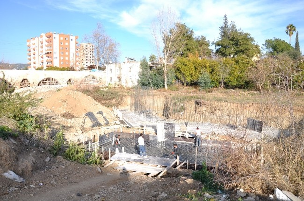 Kozan\'da Tarihi Roma Köprüsüne Alternatif Köprü Yapılıyor