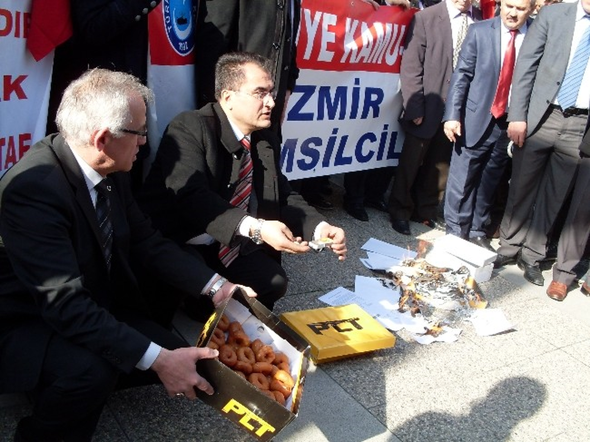 İzmir\'de Maaş Bordrosu Yaktılar