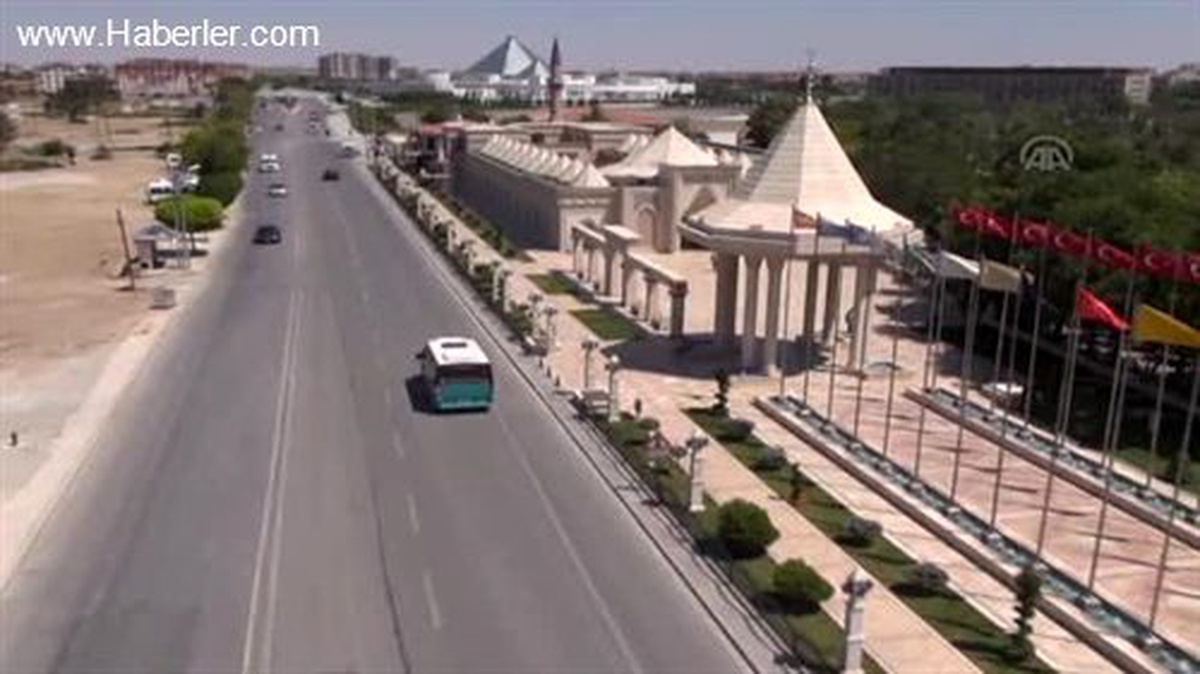 Mevlana\'ya Gelen Bu Abideyi de Ziyaret Ediyor